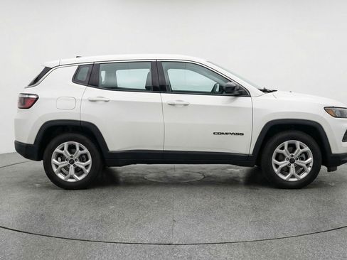 Used 2025 Jeep Compass Latitude image 11