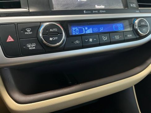 Used 2019 Toyota Highlander XLE AWD/4WD image 15
