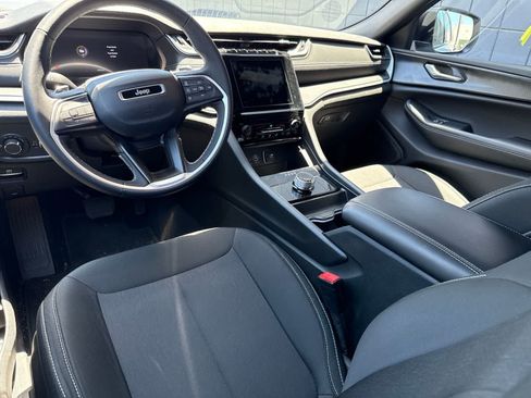 Used 2025 Jeep Grand Cherokee Laredo X RWD image 25