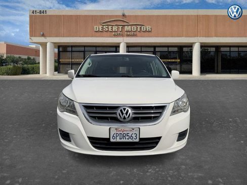 Used 2010 Volkswagen Routan SE FWD image 2