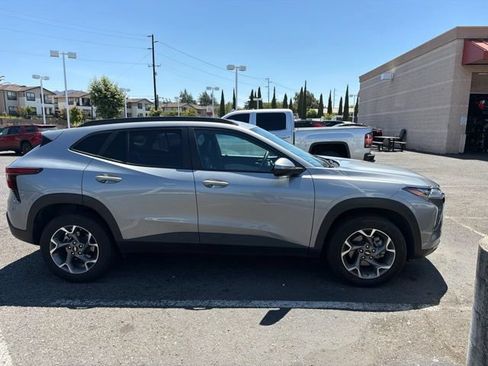 Used 2025 Chevrolet Trax LT FWD image 2