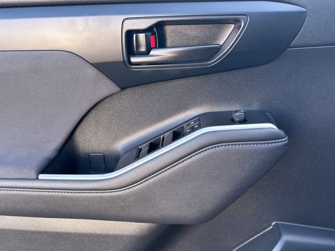 Used 2023 Toyota Highlander L image 14