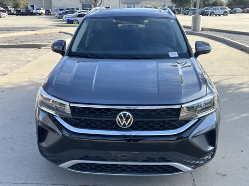Certified 2022 Volkswagen Taos SE w/ Panoramic Sunroof Package image 3
