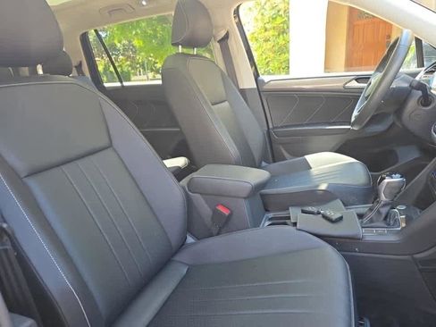 Used 2023 Volkswagen Tiguan SE w/ Panoramic Sunroof Package image 8