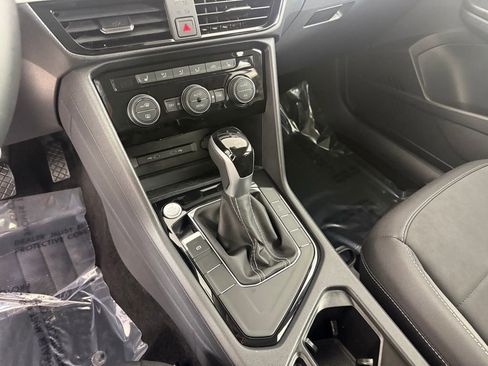 Used 2024 Volkswagen Taos SE w/ Panoramic Sunroof Package image 23