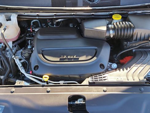 Used 2024 Chrysler Pacifica Touring-L image 17