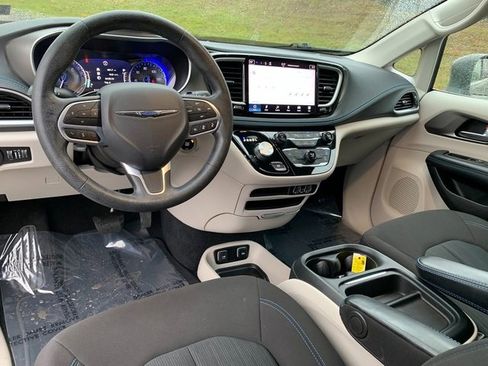 Used 2021 Chrysler Pacifica Touring image 18