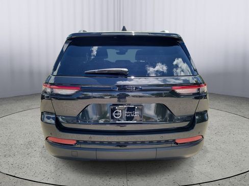 Used 2024 Jeep Grand Cherokee Limited w/ Black Appearance Package RWD image 5