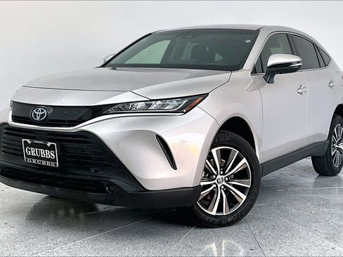 Used 2022 Toyota Venza XLE image 16