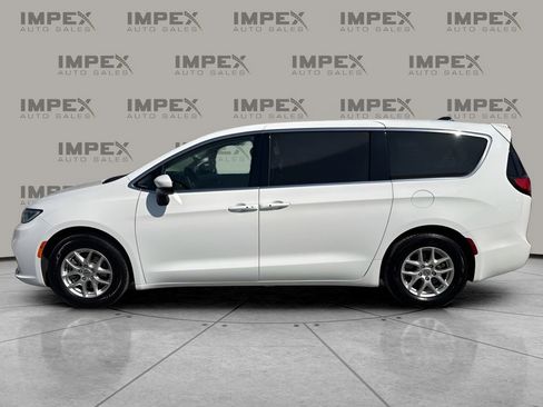 Used 2023 Chrysler Pacifica Touring-L FWD image 2