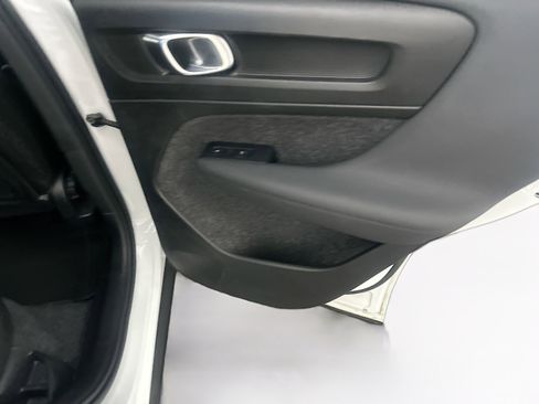 Used 2025 Volvo XC40 B5 Core image 31