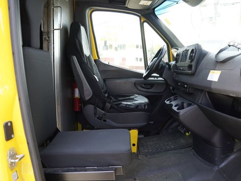 Used 2021 Mercedes-Benz Sprinter 2500 image 30