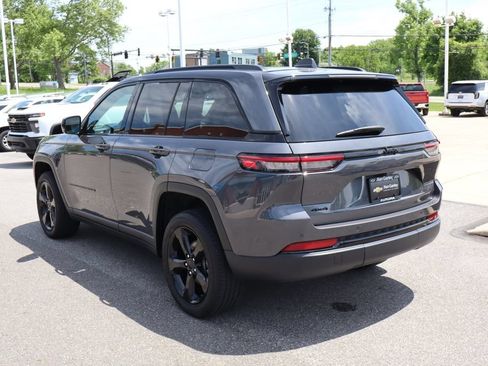 Used 2023 Jeep Grand Cherokee Altitude AWD/4WD image 28