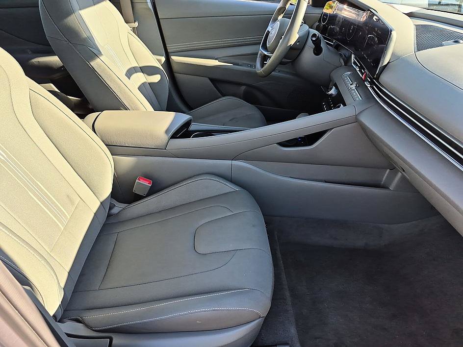 Used 2025 Hyundai Elantra SEL FWD image 35