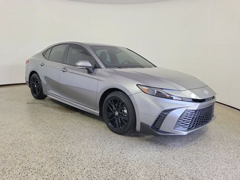 Used 2025 Toyota Camry SE FWD image 4