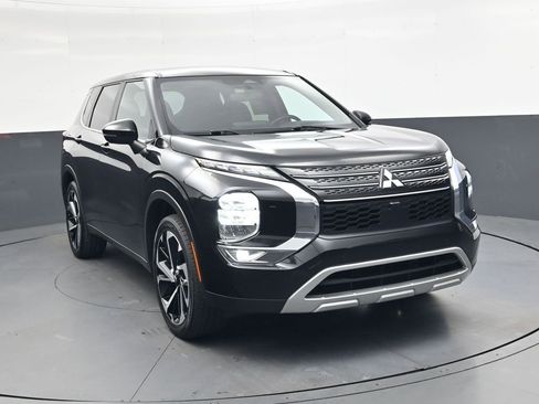 Used 2024 Mitsubishi Outlander SE image 1
