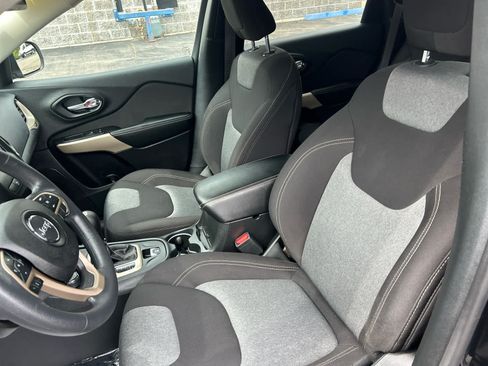 Used 2018 Jeep Cherokee Latitude w/ Safety Group AWD/4WD image 12