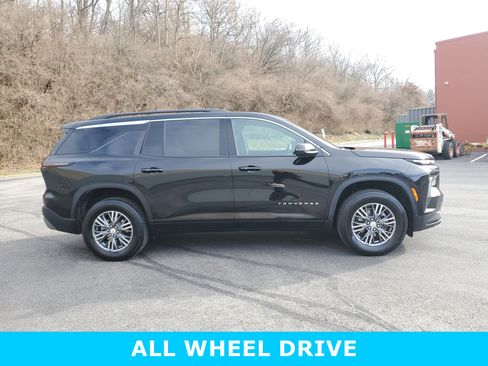 Used 2025 Chevrolet Traverse LT image 3