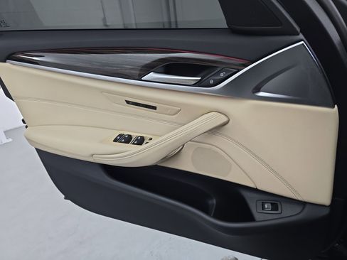 Used 2023 BMW 530i w/ Convenience Package image 27