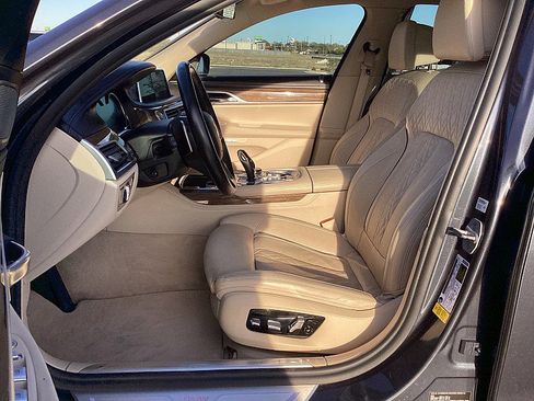 Used 2018 BMW 740i image 9