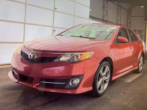 Used 2012 Toyota Camry SE FWD image 1