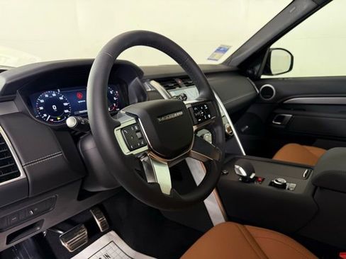 Certified 2025 Land Rover Discovery Dynamic SE image 8