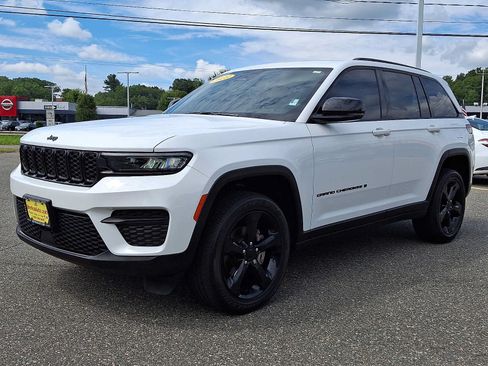 Used 2023 Jeep Grand Cherokee Altitude AWD/4WD image 2