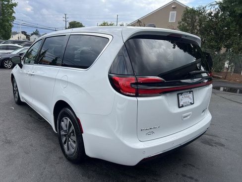 Used 2024 Chrysler Pacifica Limited FWD image 4