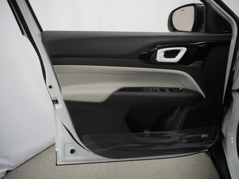 Certified 2024 Jeep Compass Limited w/ Sun and Sound Group image 34