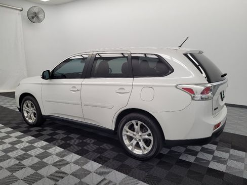 Used 2014 Mitsubishi Outlander SE FWD image 3