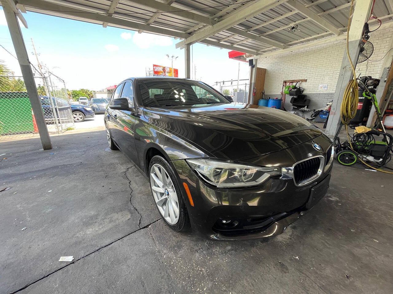 Used 2018 BMW 320i Sedan RWD image 2