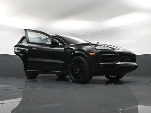 Certified 2023 Porsche Cayenne Platinum Edition AWD/4WD image 37