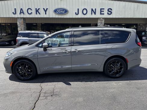 Used 2023 Chrysler Pacifica Touring-L w/ S Appearance Package AWD/4WD image 1