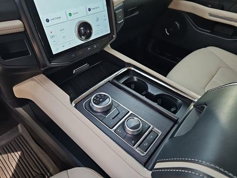 Used 2023 Ford Expedition Platinum image 29