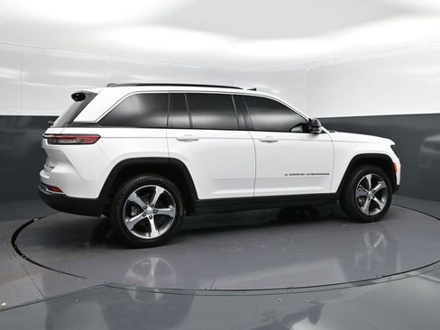 Used 2024 Jeep Grand Cherokee Limited w/ Luxury Tech Group II image 8