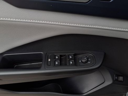 Used 2023 Volkswagen Taos SE w/ Panoramic Sunroof Package FWD image 19