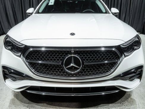 Used 2025 Mercedes-Benz E 350 4MATIC Sedan image 2
