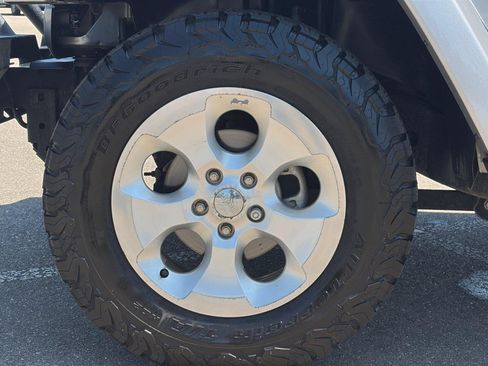 Used 2017 Jeep Wrangler Unlimited Sahara w/ Connectivity Group AWD/4WD image 12