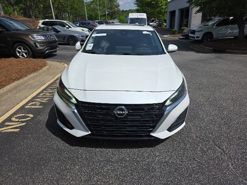 Used 2023 Nissan Altima 2.5 SV w/ SV Premium Package FWD image 2