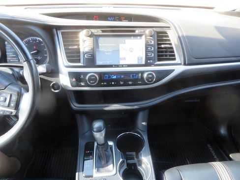 Used 2019 Toyota Highlander SE image 18
