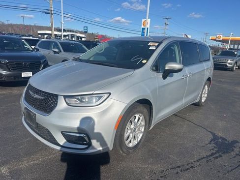 Used 2023 Chrysler Pacifica Touring-L image 2