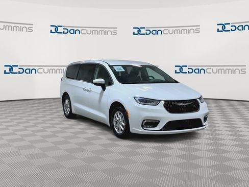 Used 2023 Chrysler Pacifica Touring-L FWD image 3