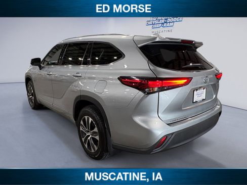 Used 2021 Toyota Highlander XLE AWD/4WD image 3