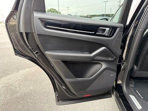 Used 2021 Porsche Cayenne AWD/4WD image 16