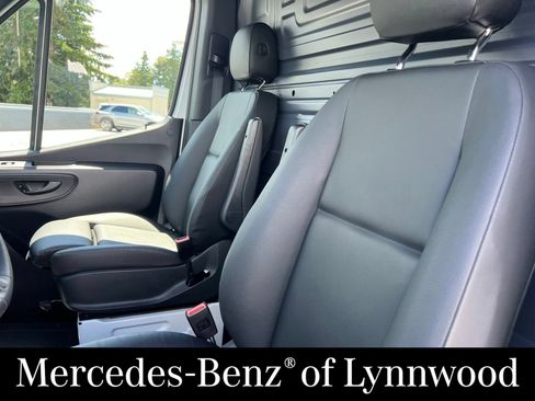 Used 2025 Mercedes-Benz Sprinter 2500 image 19