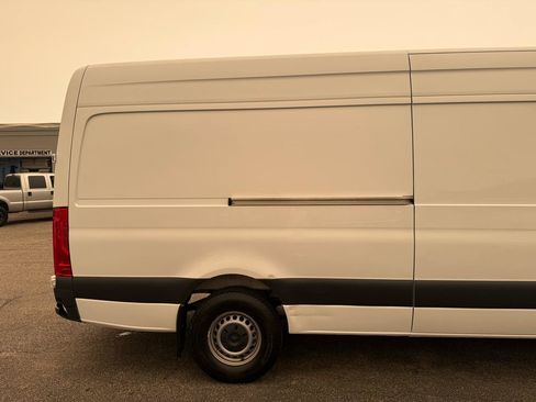 Used 2020 Mercedes-Benz Sprinter 2500 image 10