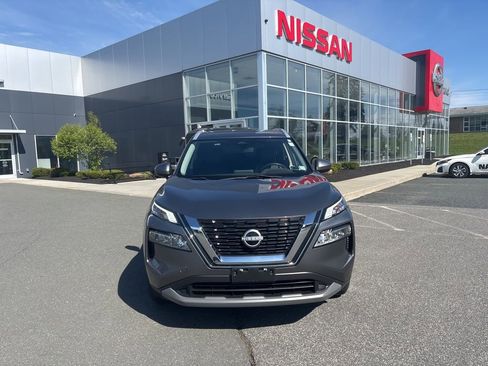 Used 2023 Nissan Rogue SV w/ SV Premium B Package image 2