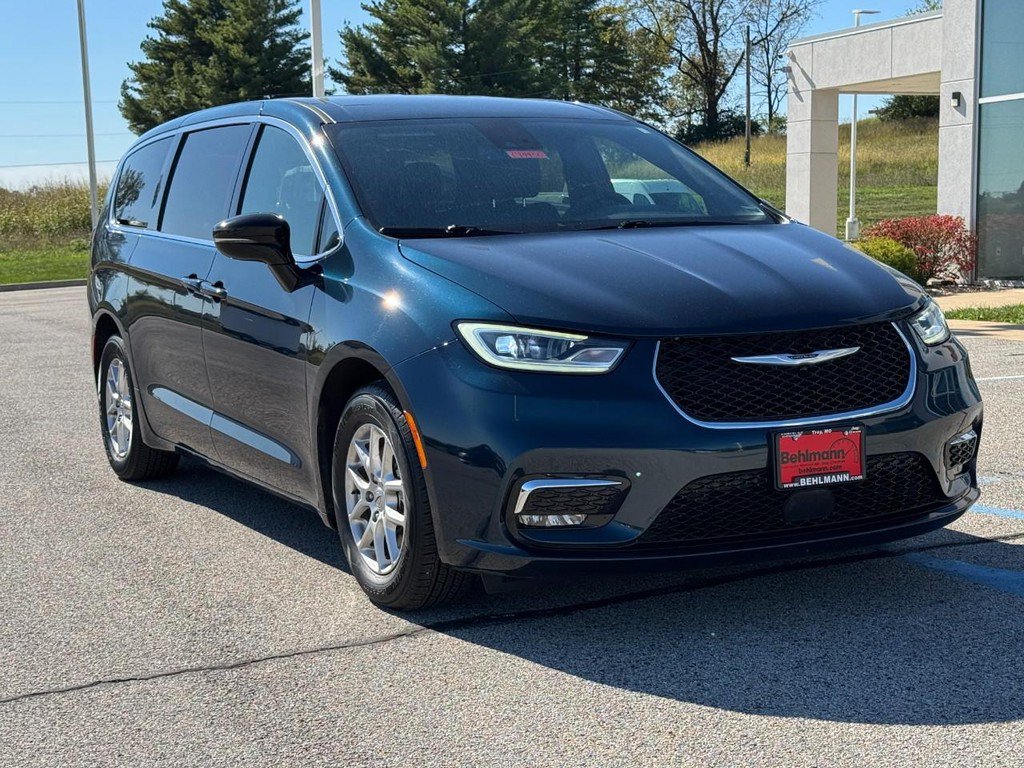 Used 2025 Chrysler Pacifica Select FWD image 2