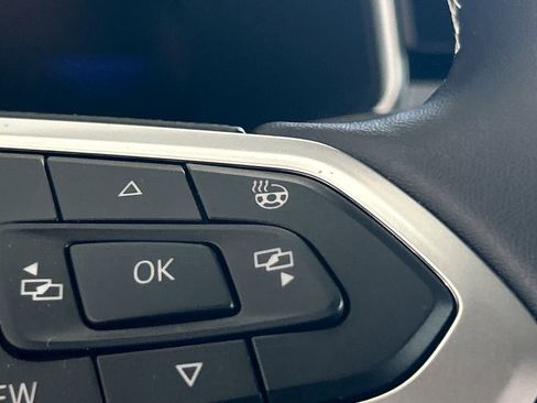 Certified 2025 Volkswagen Taos SE image 19