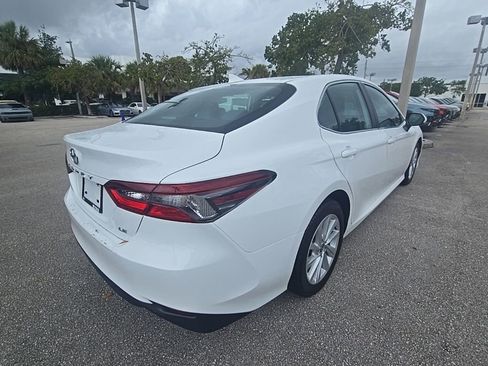 Used 2022 Toyota Camry LE FWD image 5